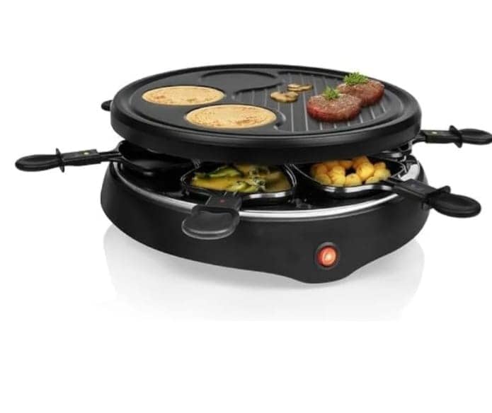 Appareil à raclette noir avec plaque grill et crêpière, 8 poêlons, avec aliments en cuisson. — vue 1