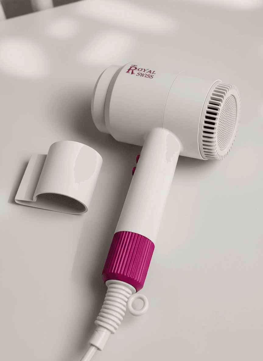 Sèche-cheveux blanc et fuchsia de marque Royal Swiss posé à côté de sa boîte sur une surface blanche. — vue 3